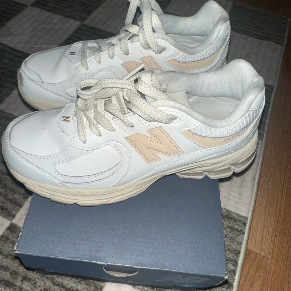 New Balance - Picture 2 of 4